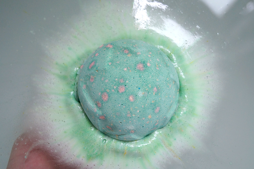 Review: Lush Lord of Misrule Bath Bomb - Oh My Lush.com